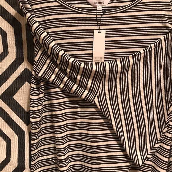 NWT BB Dakota Bell Sleeve Top - Picture 4 of 7